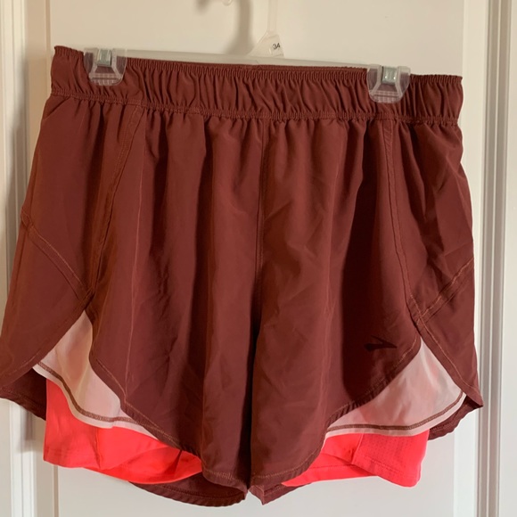 Brooks Pants - Brooks 7” 2-in-1 chaser shorts. Womens Large